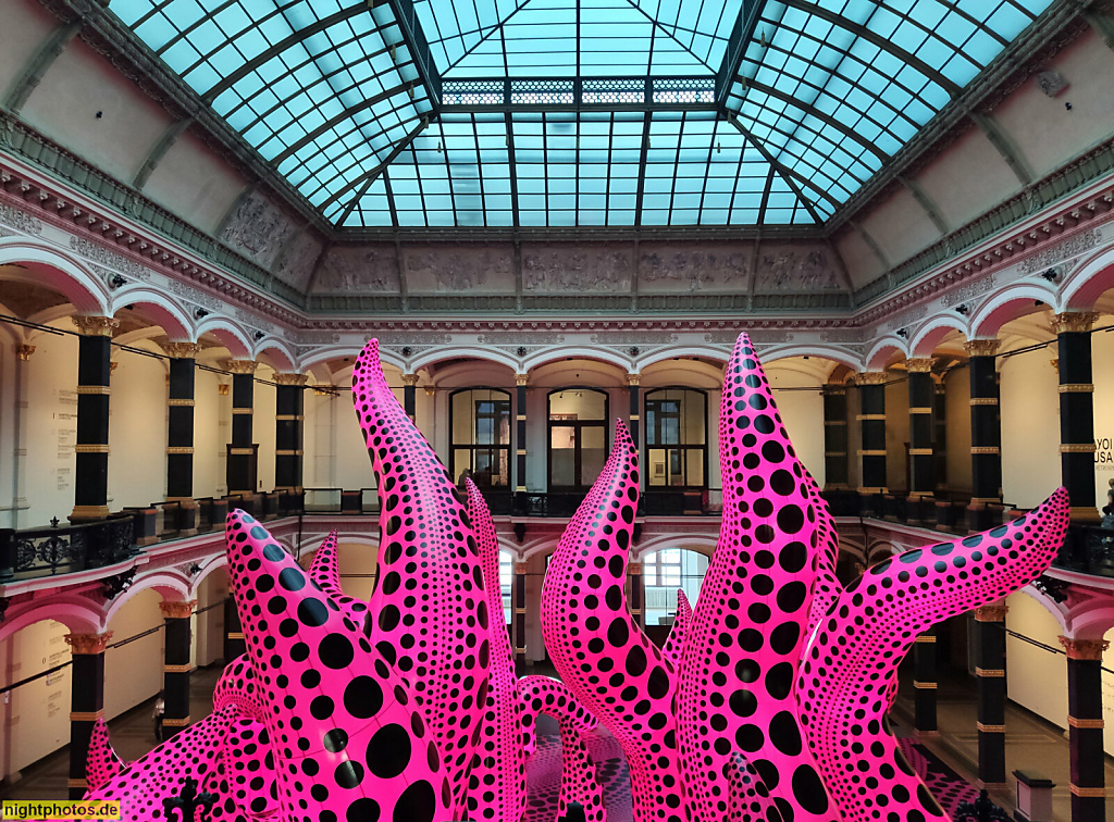 Berlin Kreuzberg Martin-Gropius-Bau Haupthalle Lichthof. Kunstinstallation von Yayoy Kusama 'A Bouquet of Love I saw in the Universe' erschaffen 2021