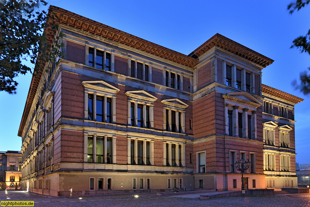 Berlin Kreuzberg Martin-Gropius-Bau Ausstellungshaus. Erbaut 1877-1881 als Kunstgewerbemuseum von Martin Gropius und Heino Schmieden im Stil der Neorenaissance. Südseite
