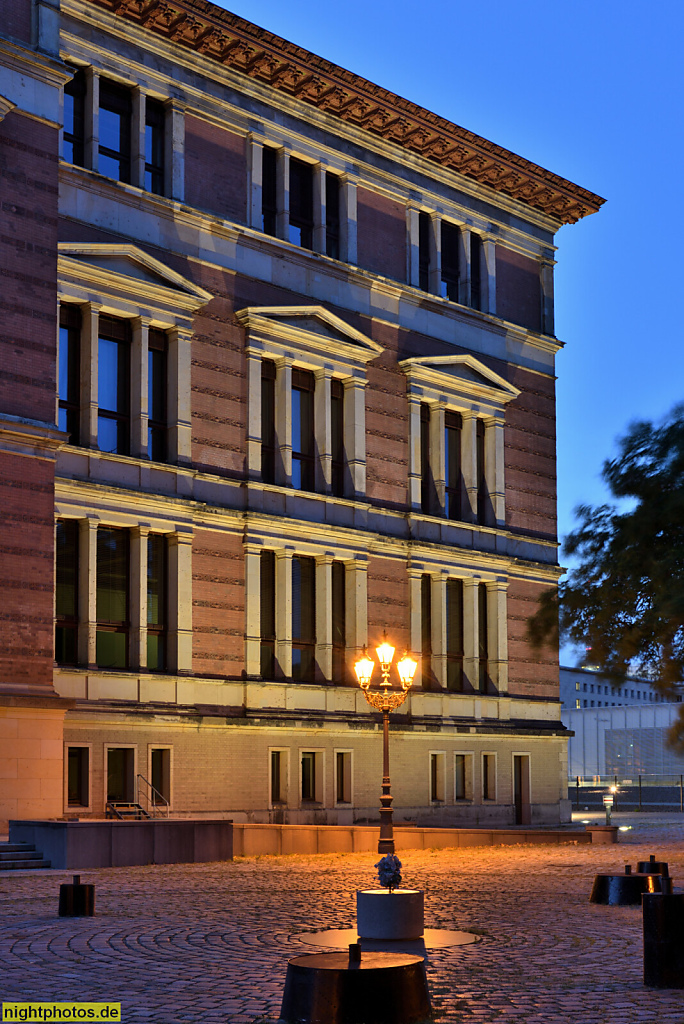 Berlin Kreuzberg Martin-Gropius-Bau Ausstellungshaus. Erbaut 1877-1881 als Kunstgewerbemuseum von Martin Gropius und Heino Schmieden im Stil der Neorenaissance. Südseite