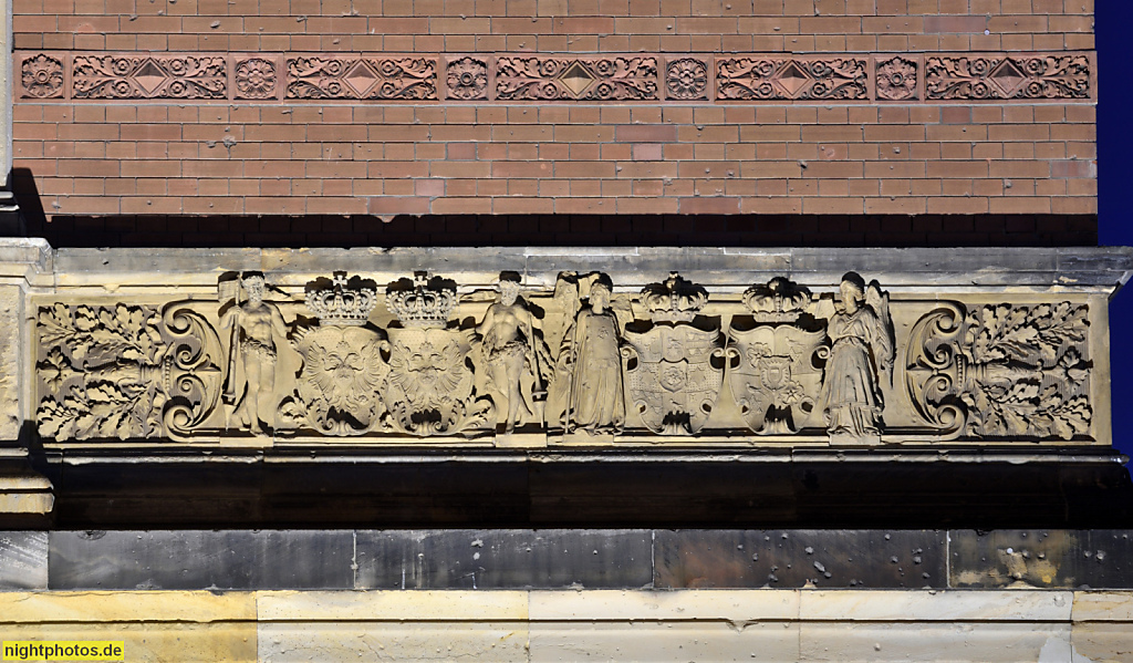 Berlin Kreuzberg Martin-Gropius-Bau Ausstellungshaus. Erbaut 1877-1881 als Kunstgewerbemuseum von Martin Gropius und Heino Schmieden im Stil der Neorenaissance. Ostseite Figurenfries von Rudolf Siemering und Ludwig Brunow