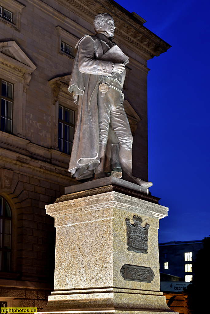 Berlin Mitte. Abgeordnetenhaus. Erbaut 1892-1897 von Friedrich Schulze als Preussischer Landtag. Denkmal Nachbildung Statue Karl August von Hardenberg. Original von Bildhauer Martin Götze erschaffen 1904-1907