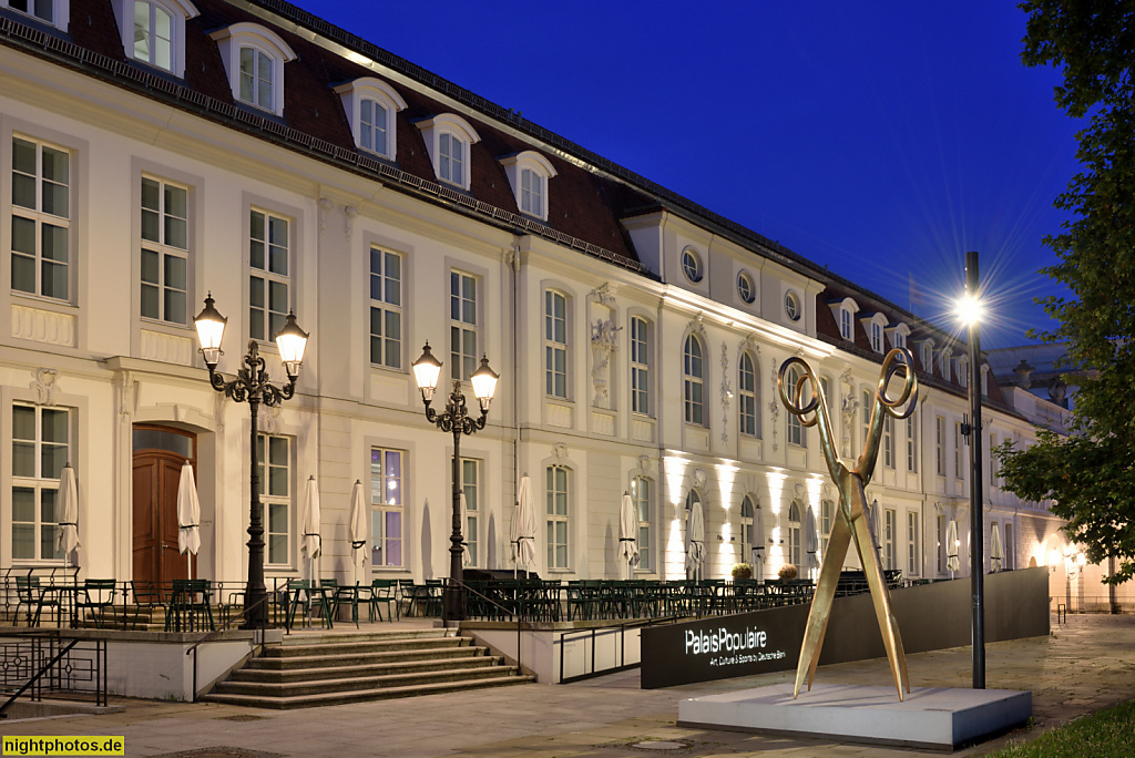 Berlin Mitte Palais Populaire erbaut als Prinzessinnenpalais 1733 von Friedrich Wilhelm Diterichs im Stil des Rokoko. Rekonstruiert 1964 von Richard Paulick als Teil des Forum Fridericianum. Unter den Linden