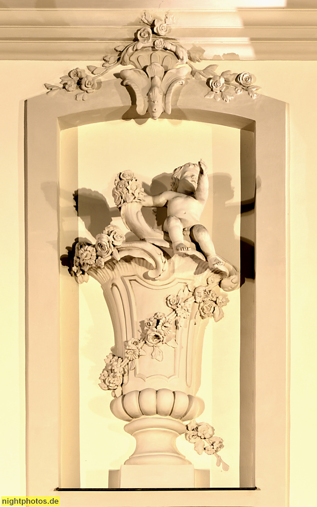 Berlin Mitte Palais Populaire erbaut als Prinzessinnenpalais 1733 von Friedrich Wilhelm Diterichs im Stil des Rokoko. Rekonstruiert 1964 von Richard Paulick als Teil des Forum Fridericianum. Putto in Vase