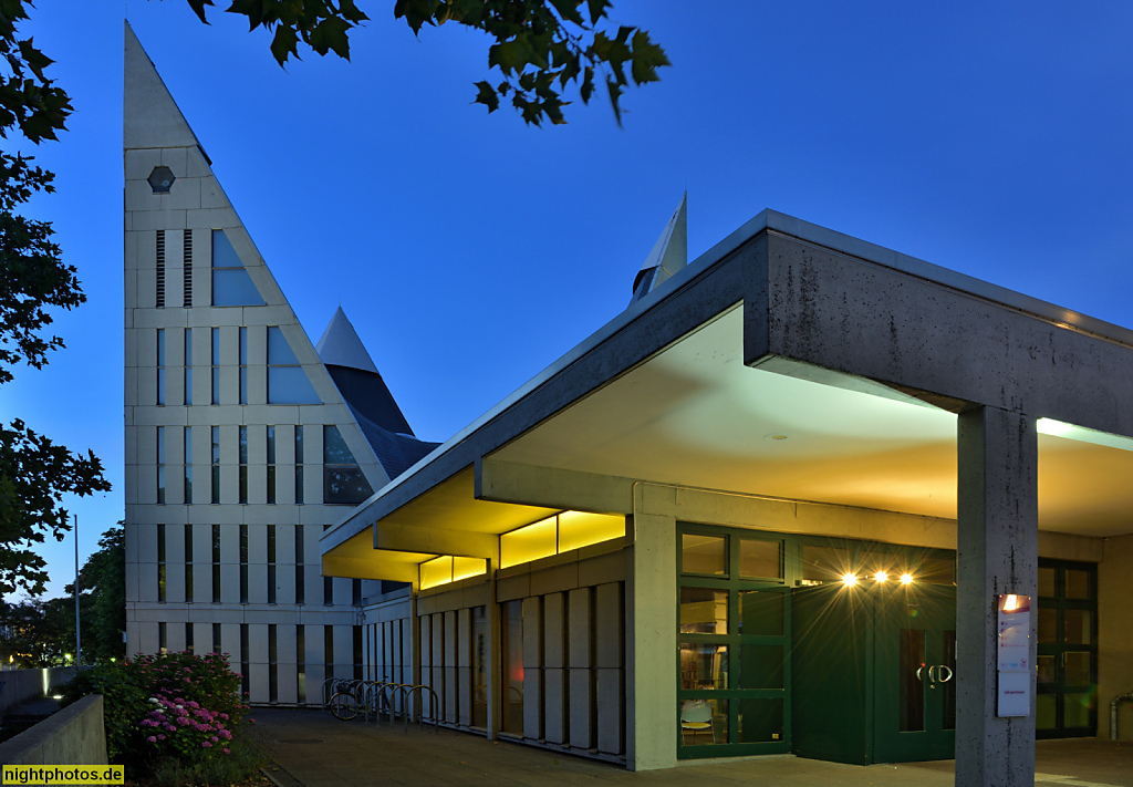 Berlin Neukölln Gropiusstadt. Evangelische Dreieinigkeitskirche erbaut 1969-1971 von Reinhold Barwich