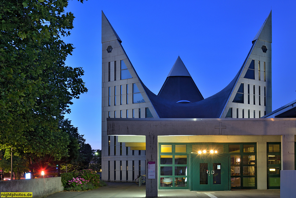 Berlin Neukölln Gropiusstadt. Evangelische Dreieinigkeitskirche erbaut 1969-1971 von Reinhold Barwich