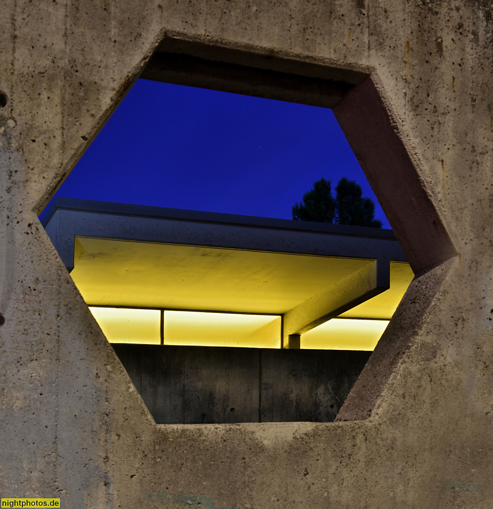 Berlin Neukölln Gropiusstadt. Evangelische Dreieinigkeitskirche erbaut 1969-1971 von Reinhold Barwich