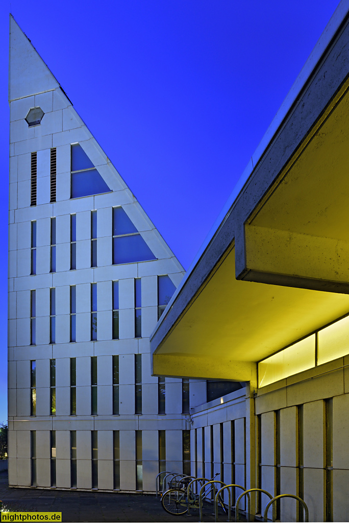 Berlin Neukölln Gropiusstadt. Evangelische Dreieinigkeitskirche erbaut 1969-1971 von Reinhold Barwich