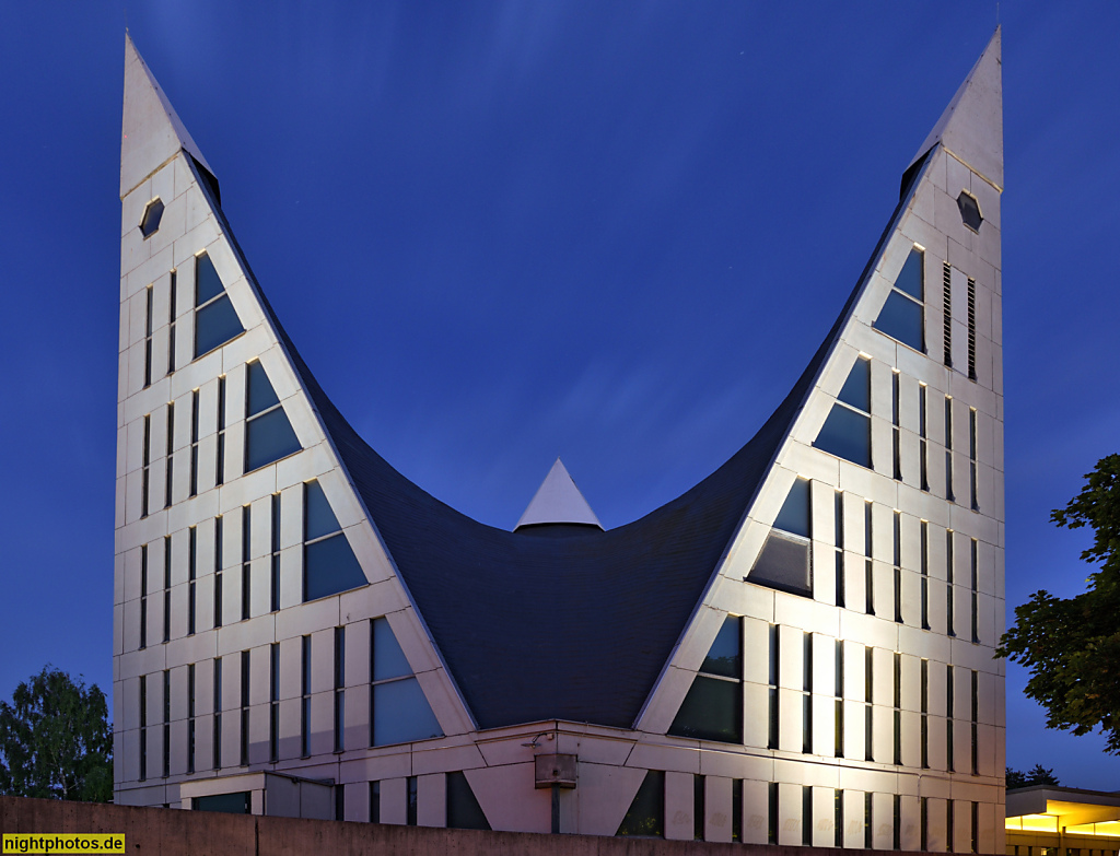 Berlin Neukölln Gropiusstadt. Evangelische Dreieinigkeitskirche erbaut 1969-1971 von Reinhold Barwich