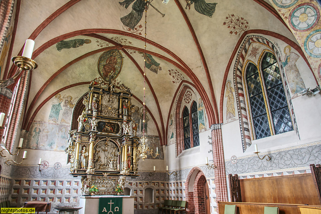 Neustadt in Holstein Stadtkirche. Gotische Basilika erb 1238. Chor mit Schnitzaltar von 1643 von Bildhauer Zacharias Hübener. Malereien von 1350