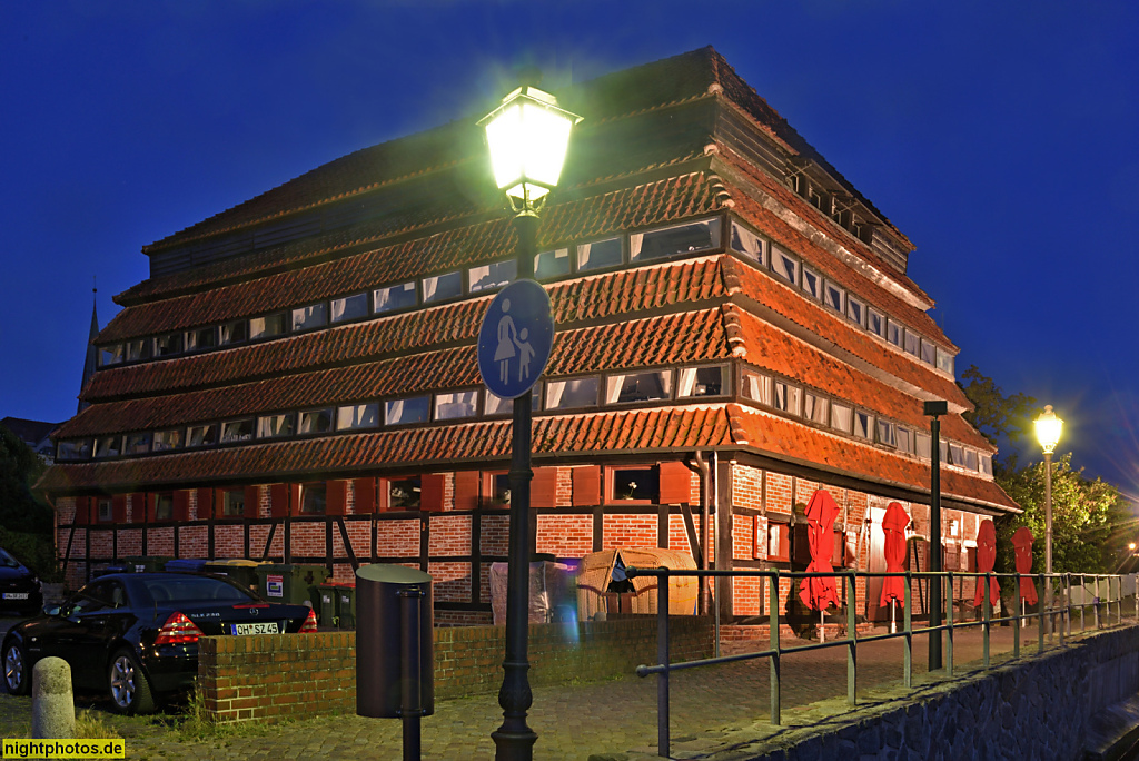 Neustadt in Holstein. Pagodenspeicher erbaut 1830 von Zimmermann Carl Friedrich Trahn für Kaufmann Adam Jansen. Saniert 1991. Untere Querstrasse 3 am Neustädter Binnenwasser