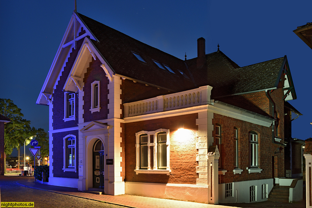 Neustadt in Holstein. Wohnhaus Petersen erbaut 1897 von J. H. Petersen. Schiefergedecktes Walmdach und Satteldach. Untere Querstrasse 1. Übergiebelter Risalit und Eckquaderung