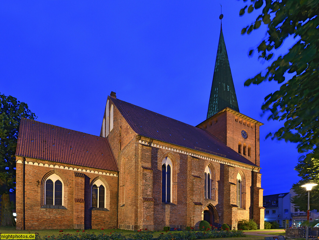 Neustadt in Holstein. Stadtkirche. Gotische Basilika erbaut 1238. Kirchturm erbaut ab 1333. Turmhelm erbaut 1844-1846. Ziegelbau aus Backstein. Kirchenstrasse 1