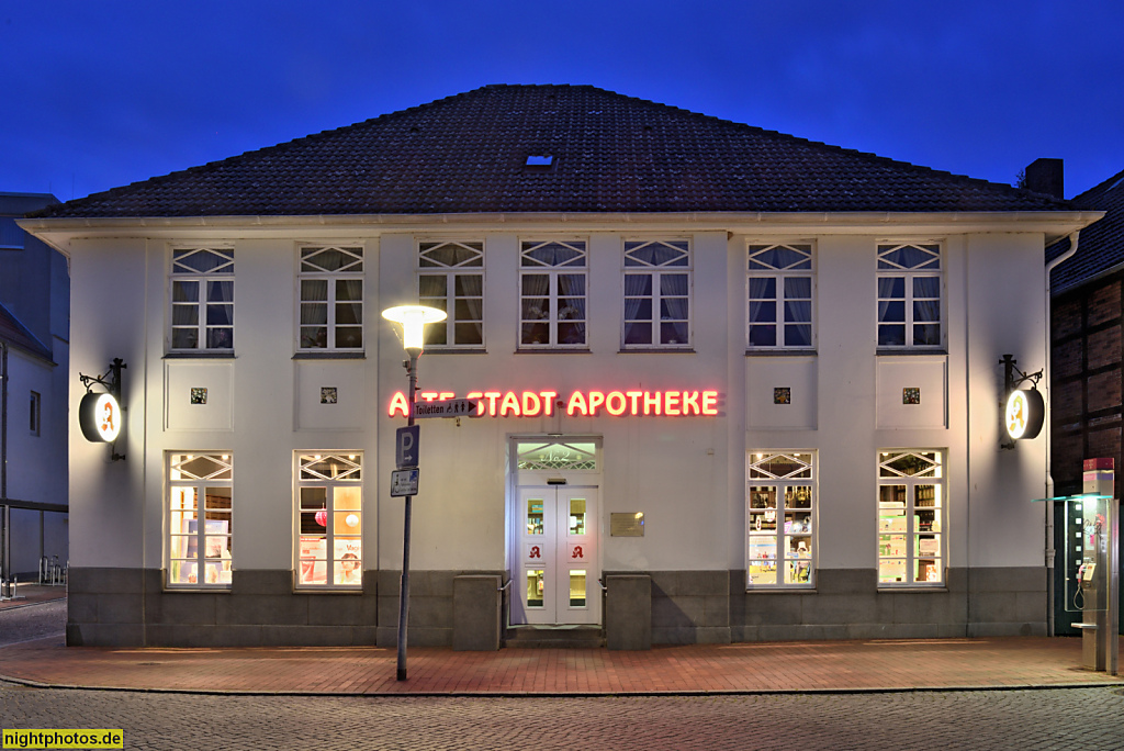 Neustadt in Holstein. Alte Stadt Apotheke am Marktplatz. Gegründet 1687 von Casper Merwitz. Erbaut 1782. Abgebrannt 1817. Wiederaufbau 1820. Renoviert 1911. Saniert 1988-1989 von Birgit Karg