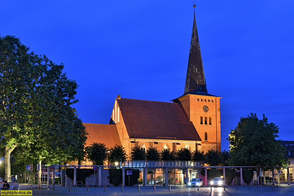 Neustadt in Holstein. Stadtkirche. Gotische Basilika erbaut 1238. Kirchturm erbaut ab 1333. Turmhelm erbaut 1844-1846. Ziegelbau aus Backstein. Kirchenstrasse 1