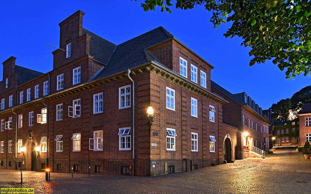 Plön. Markt 17. Fassadenschmuck am ehemaligen Finanzamt erbaut 1927. Rechts der Schlossberg