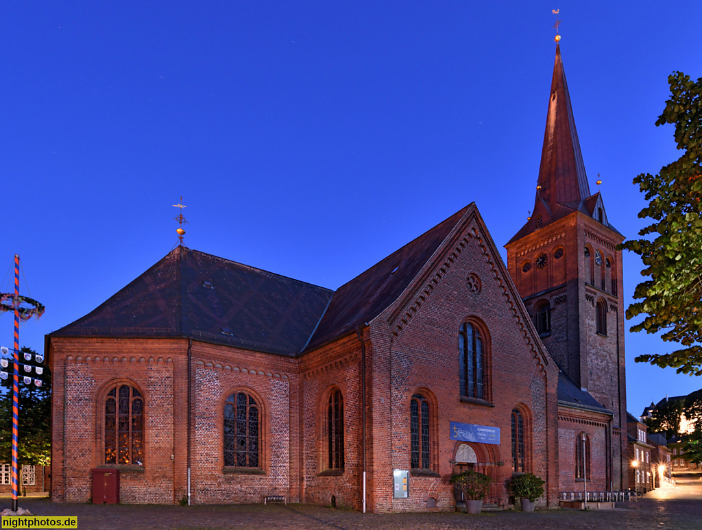 Plön. Evangelische Nikolaikirche nach Brand 1864 wieder erbaut 1866-1868 in Neuromanik durch preussischen Baurat Hermann Georg Krüger auf dem Markt