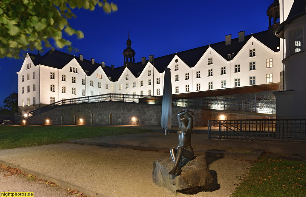 Schloss Plön. Fielmann-Akademie. Dreiflügelanlage mit Ehrenhof. Erbaut 1633-1636 von und für Joachim Ernst von Schleswig-Holstein-Plön im Renaissancestil. Saniert 2002-2006. Kunstwerk 'Grosse in der Sonne Sitzende' von Bildhauer Fritz During 1959 Bronze S