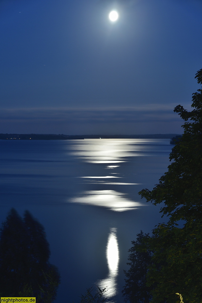 Plön. Aussicht vom Schloss über den Grossen Plöner See bei Vollmond