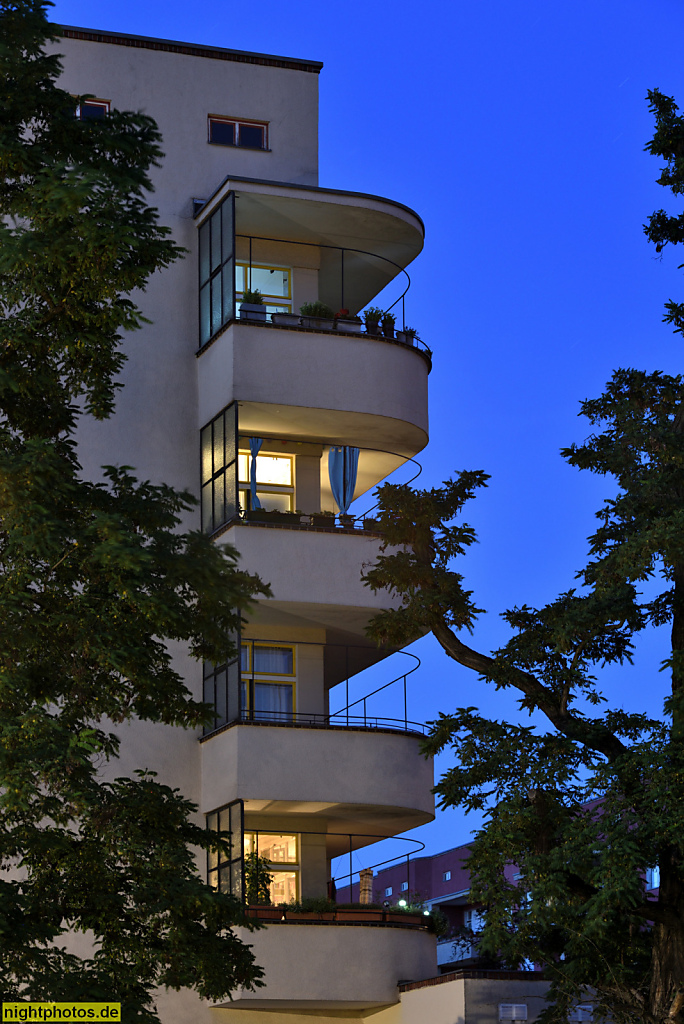 Berlin Prenzlauer Berg. Wohnstadt Carl Legien. Erbaut 1928-1930 von Bruno Taut und Franz Hillinger für GEHAG. Siedlung der Berliner Moderne im UNESCO Weltkulturerbe. Erich-Weinert-Strasse Ecke Sodtkestrasse 20