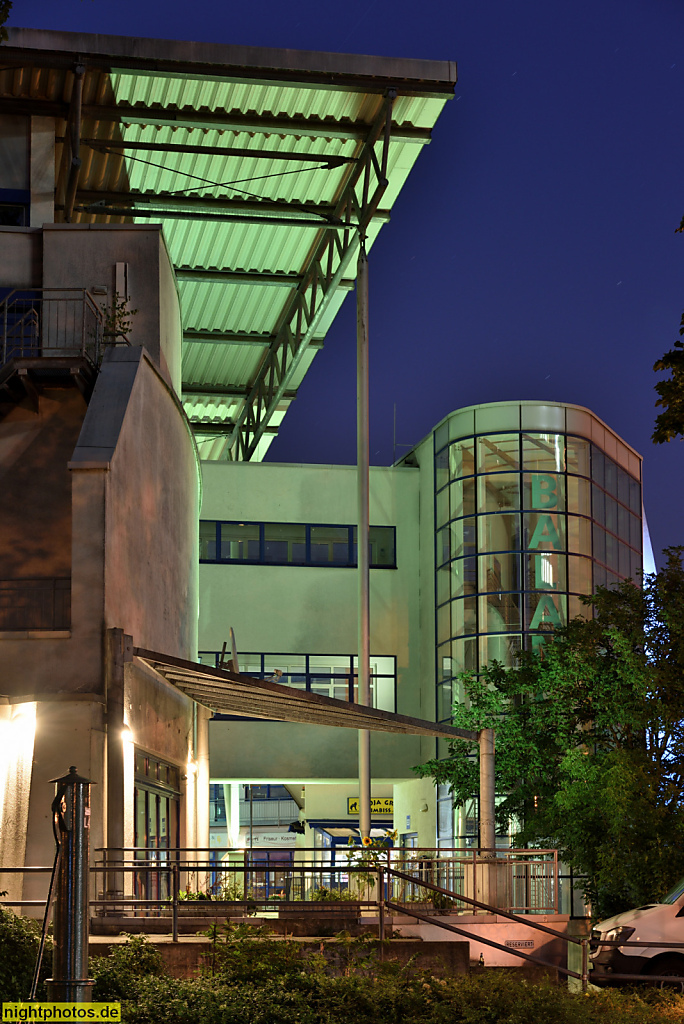 Berlin Lichtenberg. Mauritiuskirchcenter MKC. Shopping Mall mit Familienplanungszentrum 'Balance'
