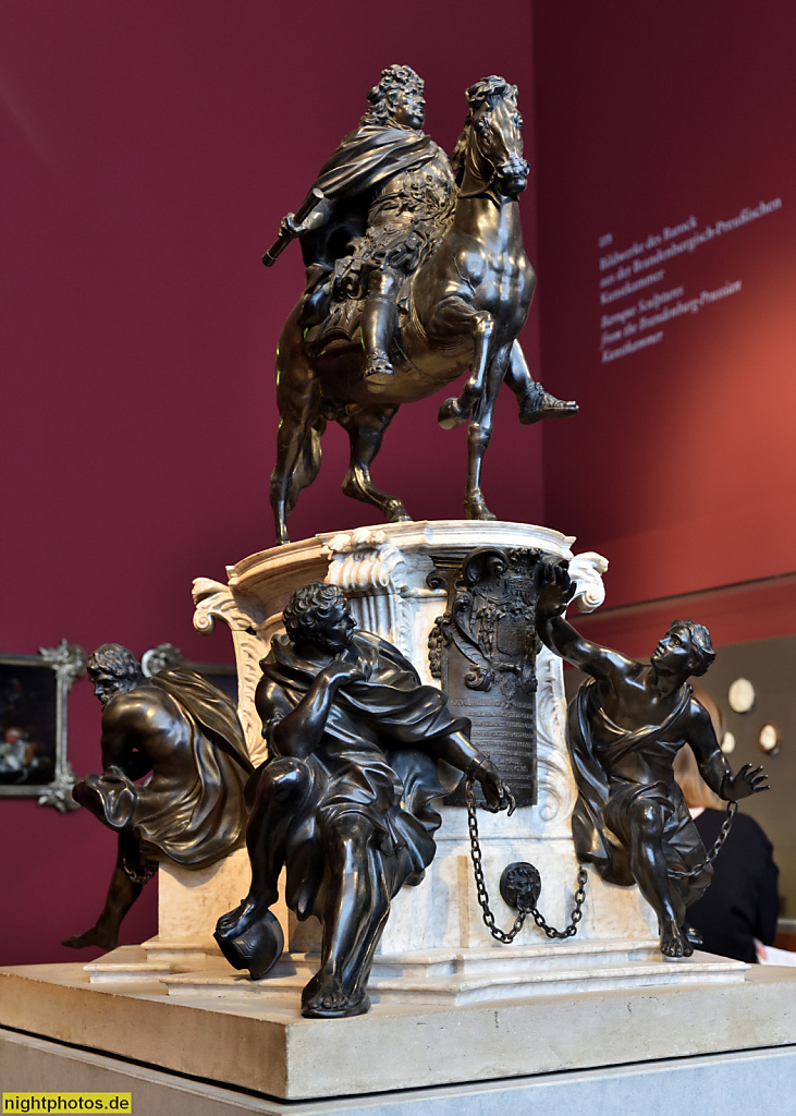 Berlin Mitte Bode-Museum erbaut 1898-1904 von Ernst von Ihne in Neobarock für Kaiser Wilhelm II. Modell des Reiterstandbilds Friedrich II von Preussen. Original aufgestellt Unter den Linden