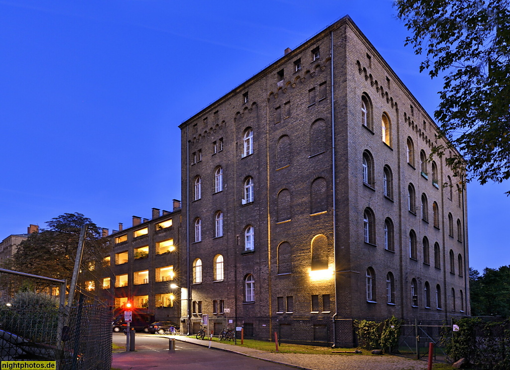 Berlin Spandau Stresow. Wohnhaus. Erbaut 1860-1862 als Kaserne des Garde-Grenadier-Regiment Nr. 5 von August Ferdinand Fleischinger. Modernisiert 1999. Grenadierstrasse 13-16