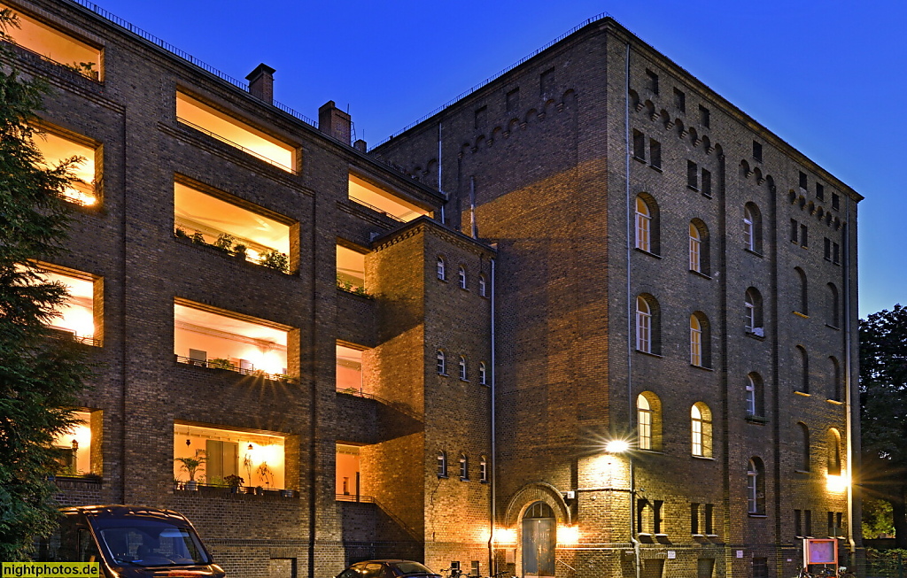Berlin Spandau Stresow. Wohnhaus. Erbaut 1860-1862 als Kaserne des Garde-Grenadier-Regiment Nr. 5 von August Ferdinand Fleischinger. Modernisiert 1999. Grenadierstrasse 13-16