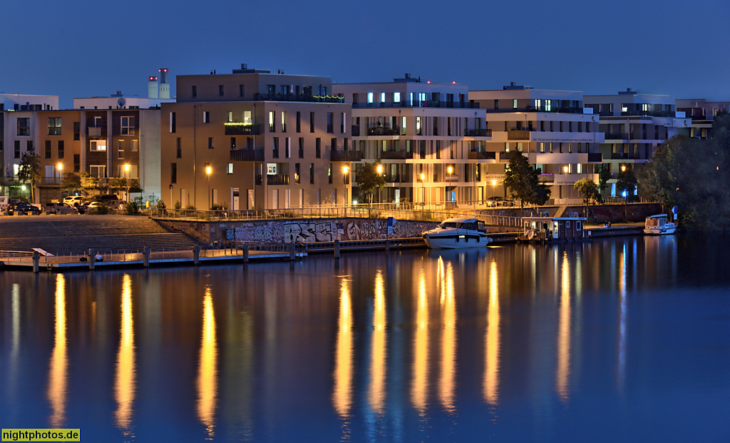 Berlin Spandau Haselhorst Wasserstadt. Wohnquartier 'Waterkant Berlin' erbaut 2018-2021 von Eike Becker Architekten für Gewobag und Wohnungsbaugesellschaft Berlin-Mitte WBM. Mit 'Salsa-Steg'