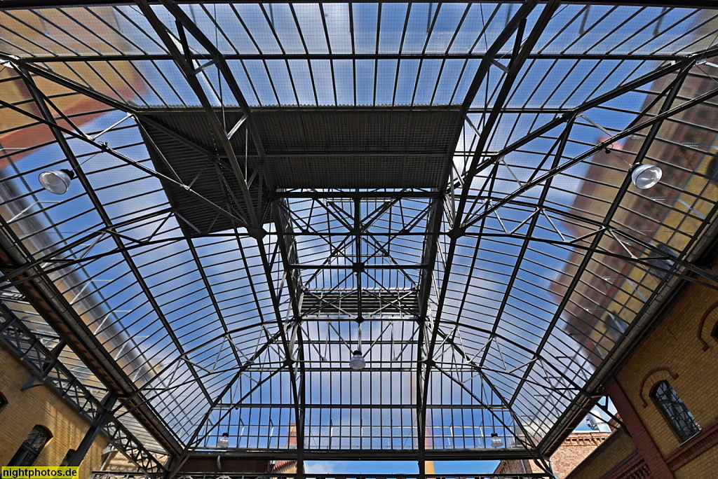 Berlin Prenzlauer Berg Bötzow-Brauerei erbaut 1884-1891 von Gustav Hochgürtel für Julius Bötzow. Glasdach über dem Vollgut-Ladehof. Seit 2010 Eigentümer Hans Georg Näder. Seit 2019 Restaurierung durch David Chipperfeld und Vangeisten.Marfels Architekturbü