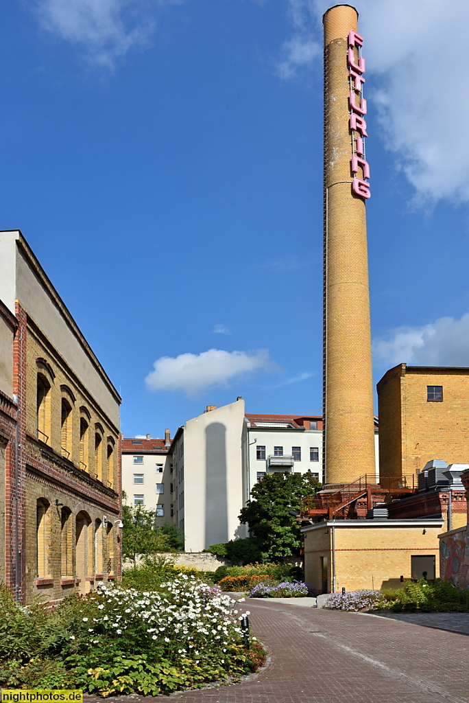 Berlin Prenzlauer Berg Bötzow-Brauerei erbaut 1884-1891 von Gustav Hochgürtel für Julius Bötzow. Innenhof mit Schornstein. Seit 2010 Eigentümer Hans Georg Näder. Seit 2019 Restaurierung durch David Chipperfeld und Vangeisten.Marfels Architekturbüro. Umbau