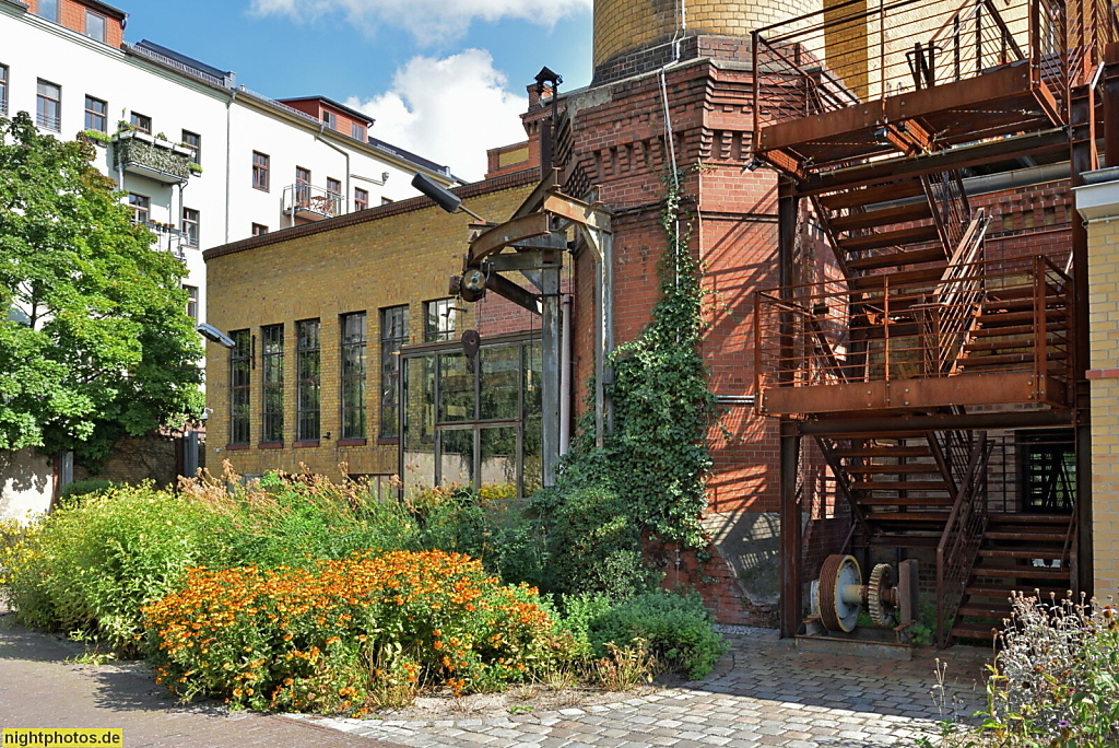 Berlin Prenzlauer Berg Bötzow-Brauerei erbaut 1884-1891 von Gustav Hochgürtel für Julius Bötzow. Schornsteinsockel mit Feuertreppe. Einfahrtsbereich Seit 2010 Eigentümer Hans Georg Näder. Seit 2019 Restaurierung durch David Chipperfeld und Vangeisten.Marf