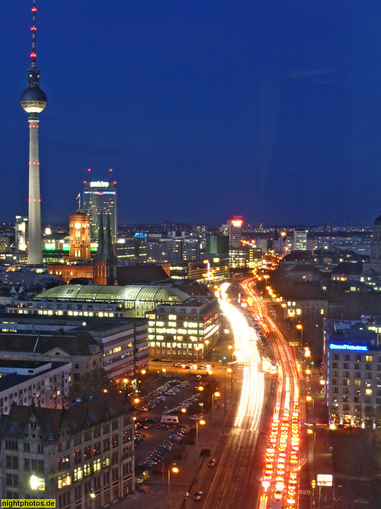 Berlin Mitte Panorama von Leipziger Strasse zur City Ost über Gertraudenstrasse Mühlendamm Molkenmarkt und Fernsehturm - Rotes Rathaus - Park Inn Hotel - Nicolaikirche
