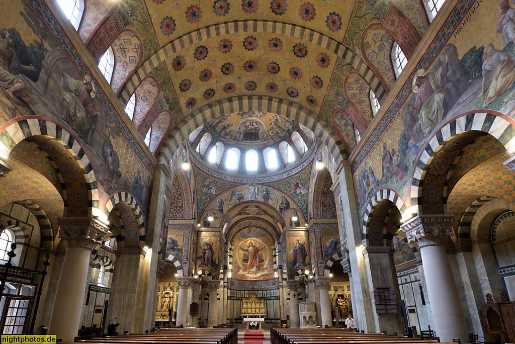 Berlin Prenzlauer Berg. Katholische Herz-Jesu-Kirche erbaut 1897-1899 von Christoph Hehl und W. Colberg in niedersächsisch-romanischen und frühchristlich-byzantinischen Stil. Maler Karl Wenzel und Friedrich Stummel. Langhaus mit Chorraum und Apsis. Fehrbe
