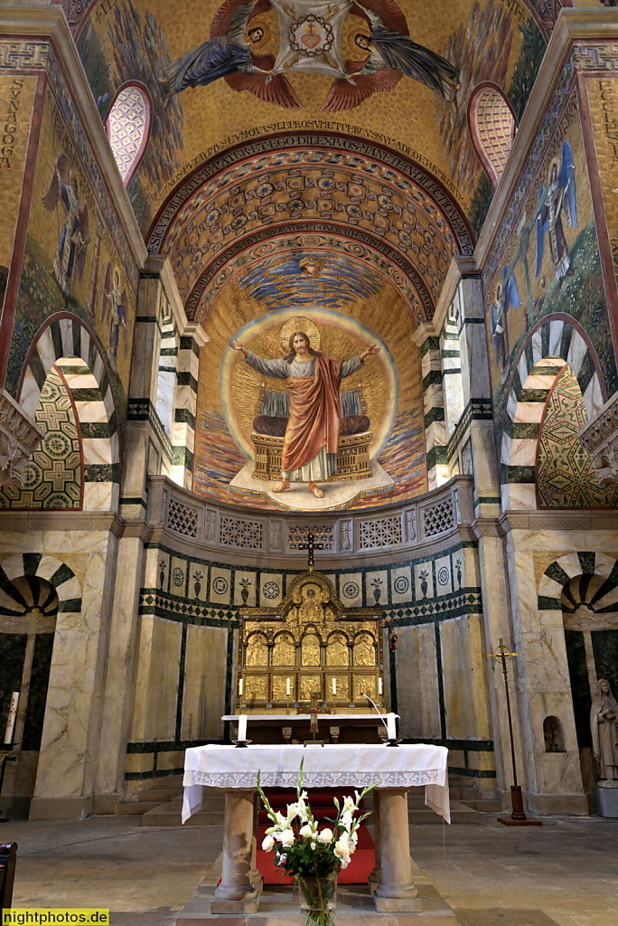 Berlin Prenzlauer Berg. Katholische Herz-Jesu-Kirche erbaut 1897-1899 von Christoph Hehl und W. Colberg in niedersächsisch-romanischen und frühchristlich-byzantinischen Stil. Maler Karl Wenzel und Friedrich Stummel. Altar und Apsis mit Christus als Welten
