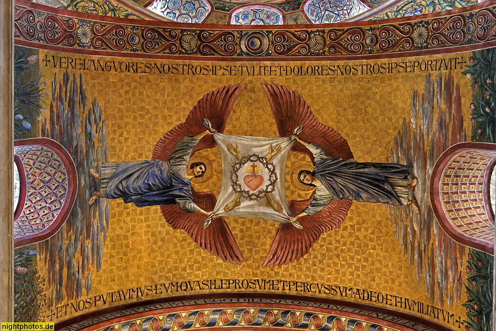Berlin Prenzlauer Berg. Katholische Herz-Jesu-Kirche erbaut 1897-1899 von Christoph Hehl und W. Colberg in niedersächsisch-romanischen und frühchristlich-byzantinischen Stil. Deckenmalerei Engel im Querschiff Gewölbe. Fehrbelliner Strasse 98-99