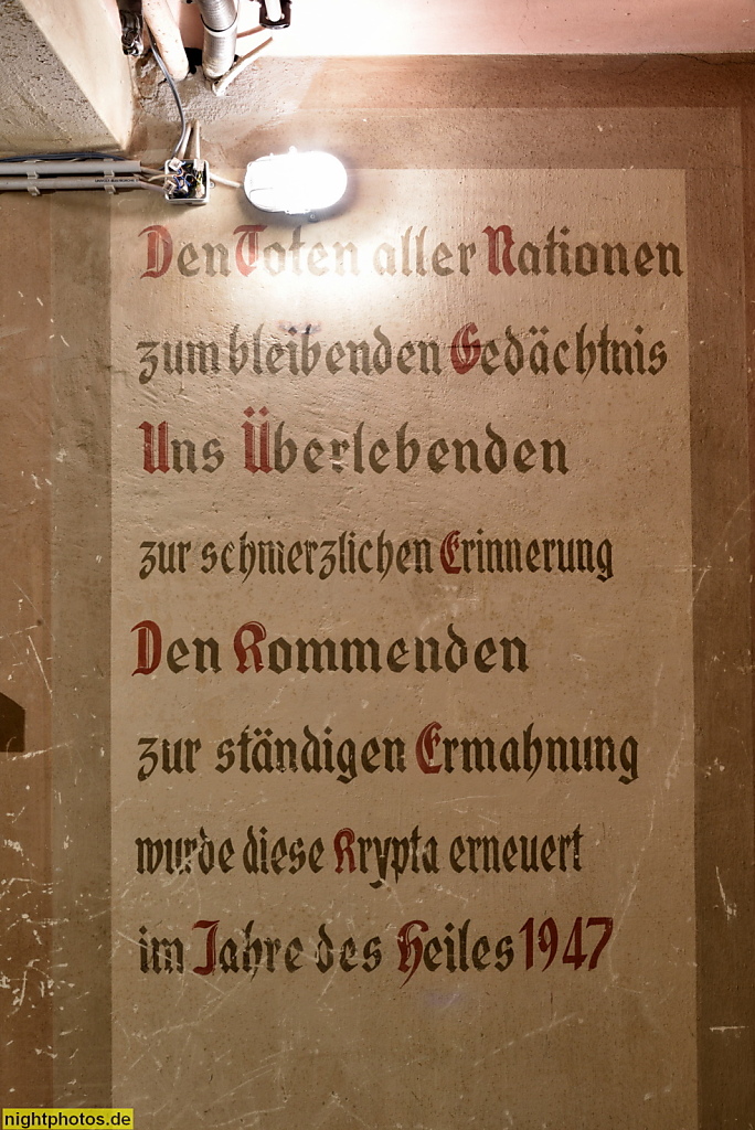 Berlin Prenzlauer Berg. Katholische Herz-Jesu-Kirche erbaut 1897-1899 von Christoph Hehl. Kapelle in der Krypta. Gedenkinschrift am ehemaligen Schutzraum. Fehrbelliner Strasse 98-99