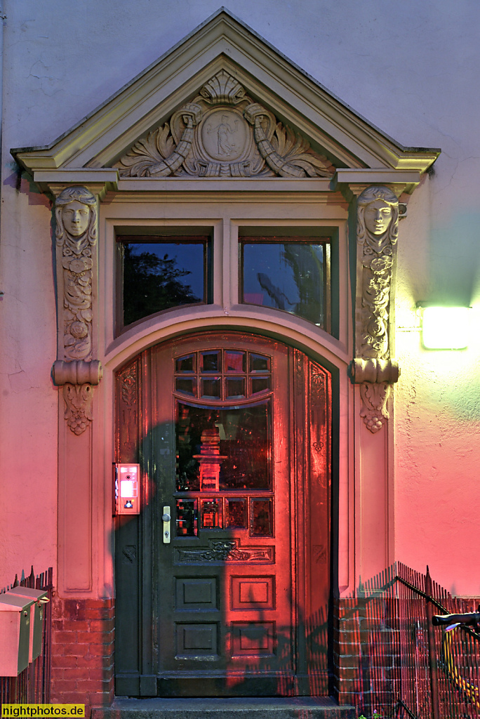 Berlin Lichterfelde Mietshaus erbaut 1905. Architekt Arthur Woserau. Maurermeister Hermann Fulge. Bauherr Buchdruckereibesitzer Fritz Herrmann. Portal Drakestrasse 67