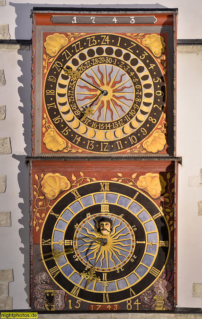 Görlitz Rathausturm erbaut 1511-1516 von Stadtwerkmeister Albrecht Stieglitzer am Untermarkt 6. Einbau Uhren 1524. 1584 Kopplung Tageszeituhr mit Mondphasenuhr durch Bartholomäus Scultetus. Wiederaufbau nach Blitzschaden 1742 von Samuel Suckert