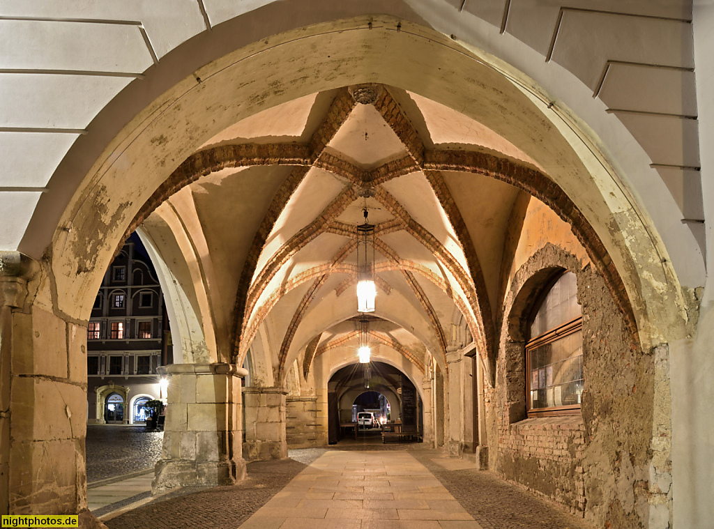 Görlitz. Ehemaliger Gasthof Brauner Hirsch mit Laubengang hinter Arkaden mit Netzgewölbe. Gebäude von 1403. Barocker Umbau 1722 für Johann Christoph Pößner. Untermarkt 26