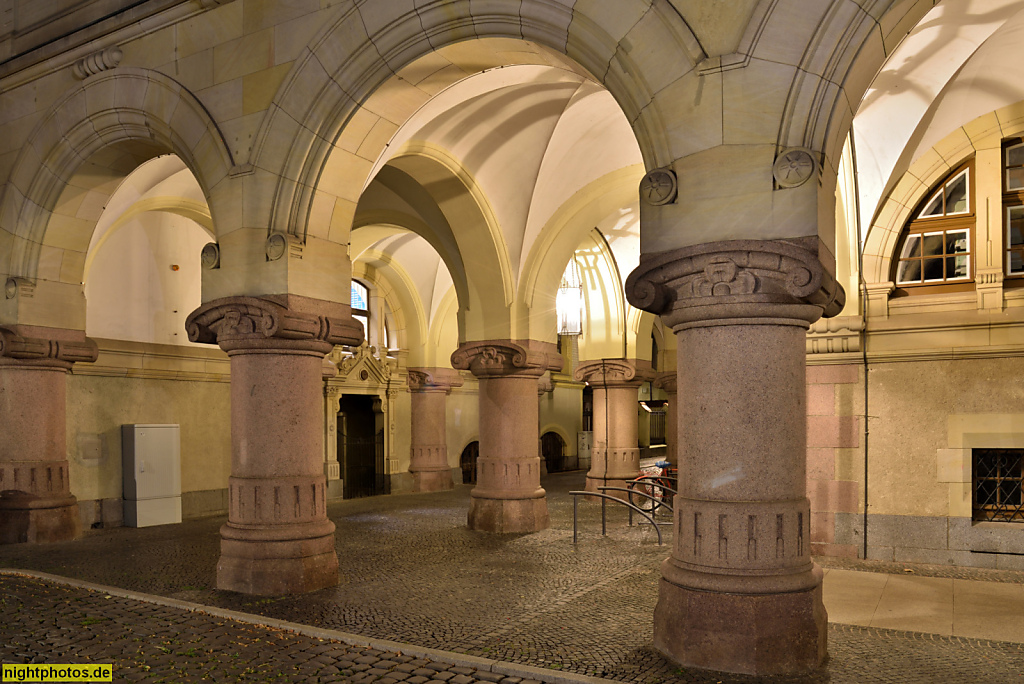 Görlitz. Neues Rathaus erbaut 1902-1903 vom Berliner Büro Abesser und Kröger mit Neorenaissance Fassade am Untermarkt 18 Laubengang hinter Arkaden