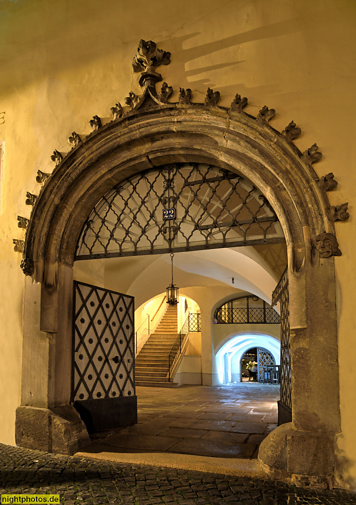 Görlitz. Flüsterbogen erbaut als spätgotisches Rundbogenportal mit Kreuzblumen verziert. Untermarkt 22