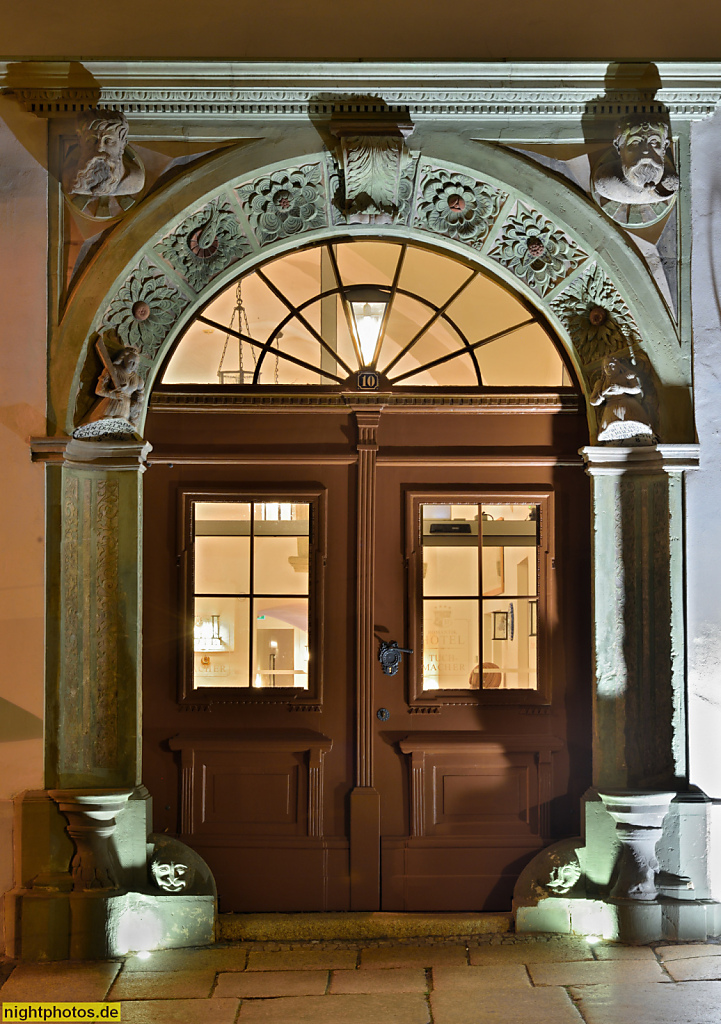 Görlitz. Wohnhaus erbaut 1578 als Renaissancehaus mit Sitznischenportal und Rundbogentor mit floralem Fries. Halbfiguren Judith und Lucretia (auf den Konsolen). Peterstrasse 10