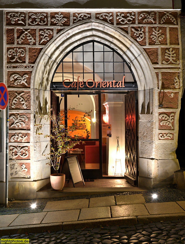 Görlitz. Café Oriental in einem Wohnhaus aus dem 15. Jahrhundert. Später überbaut. Tür mit gotischem Gewand in Form eines dreifachen Kielbogens. Nikolaistrasse 14
