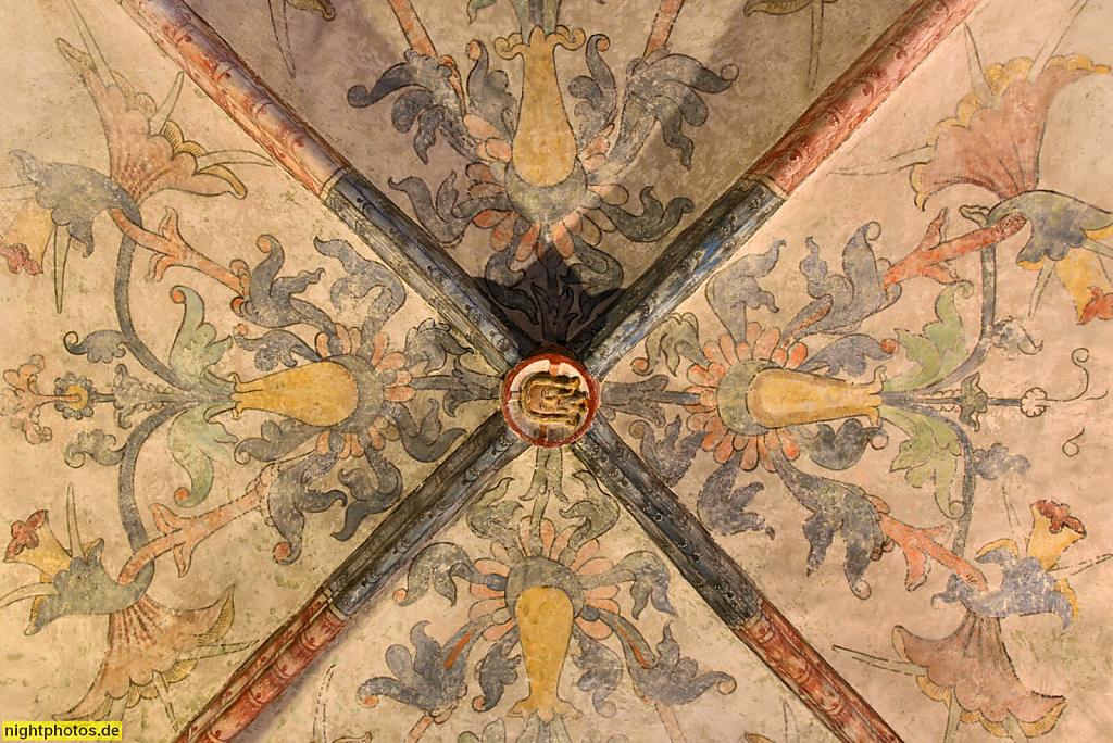 Görlitz. Evangelische Dreifaltigkeitskirche erbaut 1420-1450 als gotische Franziskaner Klosterkirche. Barbarakapelle angebaut 1450-1475. Kreuzganggewölbe. Deckenbemalung von 1425-1435 mit Jesus in Rankpflanzen