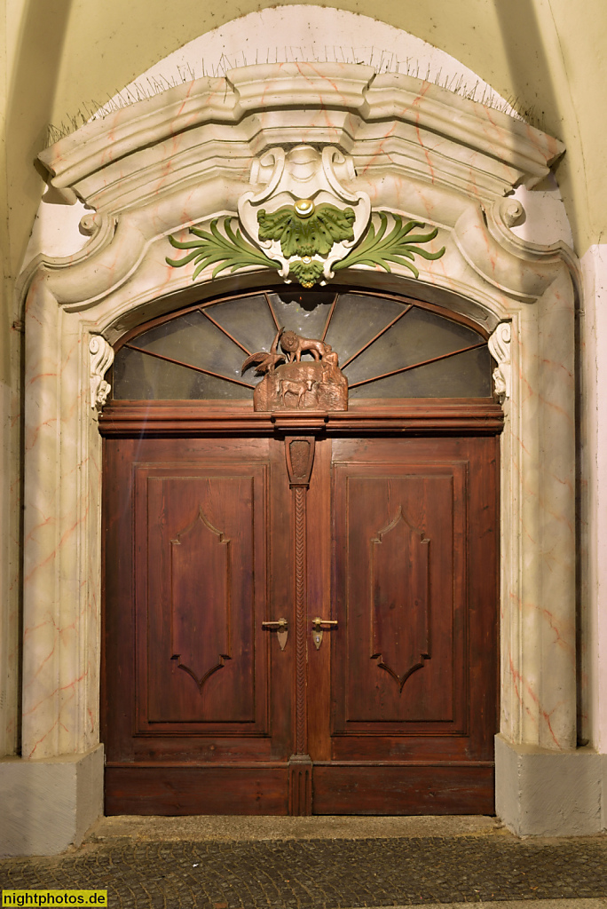 Görlitz. Tür im Laubengang hinter Spitzbogen Arkaden vor den Hallenhäusern am Untermarkt 3. Erbaut 1535 im Spätmittelalter bis Frührenaissance