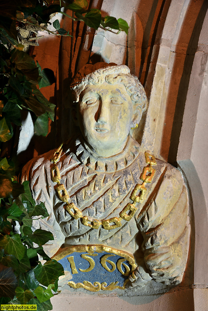 Görlitz. Sitznischenportal an einem Renaissancebau bezeichnet mit 1566. Rundbogenportal vierfach. Brüderstrasse 16