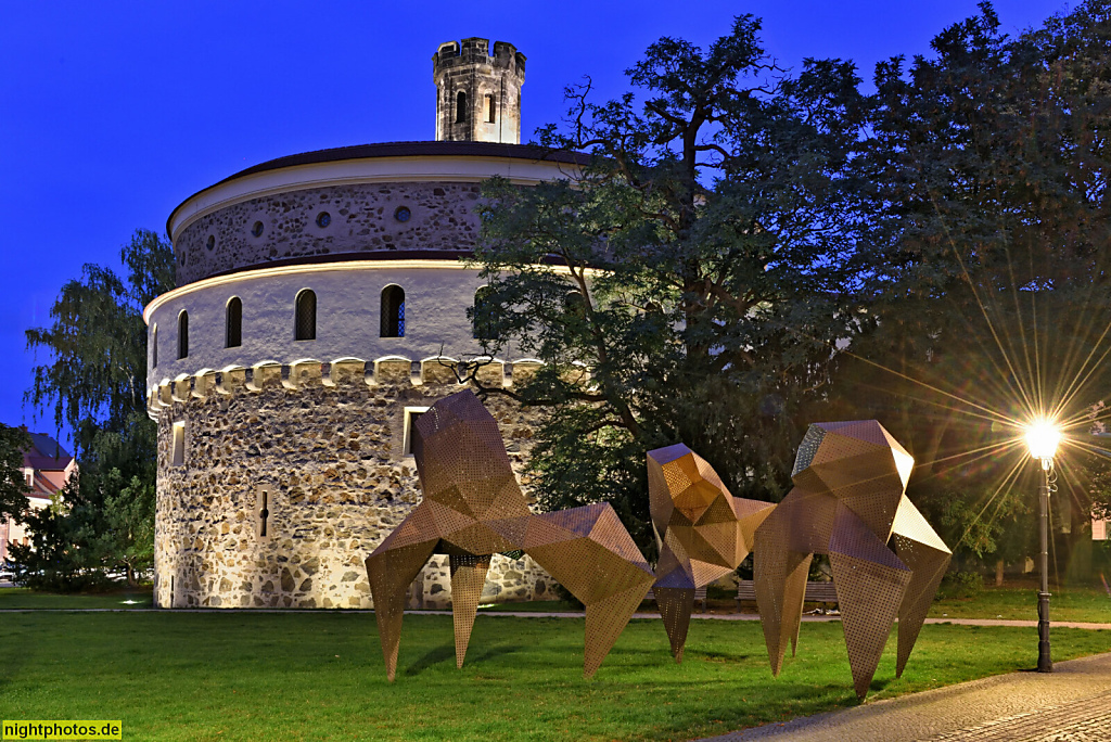 Görlitz. Kulturhistorisches Museum seit 1931 in der Kaisertrutz. Erb 1490 als Teil der Stadtbefestigung. Hauptwache 1850-1931. Skulptur 'Herde' erschaffen 2016 von Piotr Wesołowski