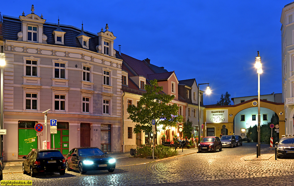 Görlitz. Demianiplatz nach Gottlob Ludwig Demiani 1844 von König Friedrich Wilhelm IV als erster Bürgermeister benannt. Wohnhäuser erbaut 1800-1900. Restaurants 'Spundloch' und 'da Vinci'. Ehemals 'Goldene Sonne'
