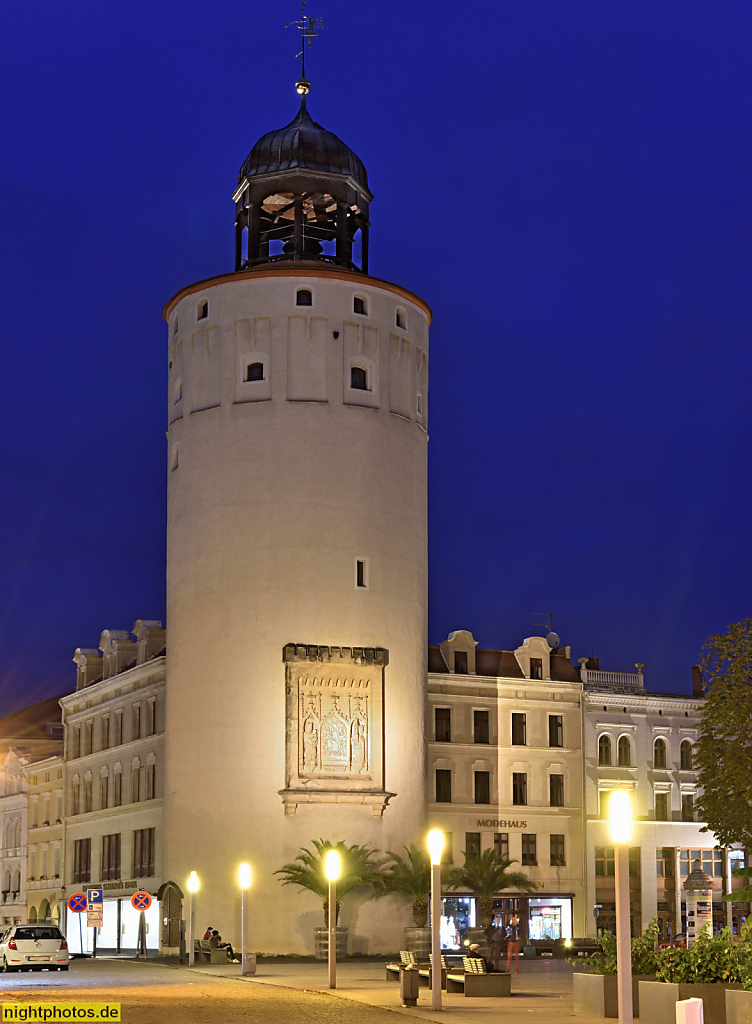 Görlitz. Frauenturm am Marienplatz erbaut 1250. Glocke von 1532. Sandsteinrelief mit Stadtwappen mit Hl. Maria und Hl. Barbara verliehen 1433 von Kaiser Sigismund. Erschaffen von Briccius Gauske