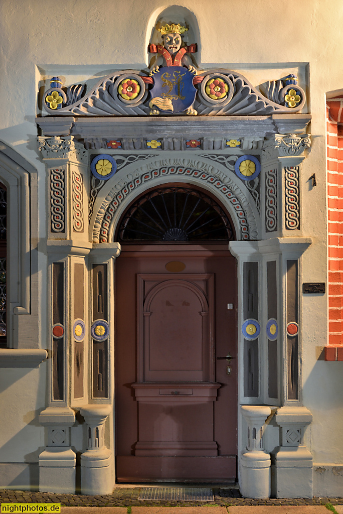 Görlitz. Ehemaliges Gasthaus zum Flyns. Erbaut 1557 als Wohnhaus mit Renaissanceportal. Sitznischenportal. Langenstrasse 1 Ecke Apothekergasse (Datierung laut Portalinschrift)